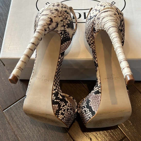 Size 5. Steven Madden Starlet Snake platform sandals - Picture 6 of 9